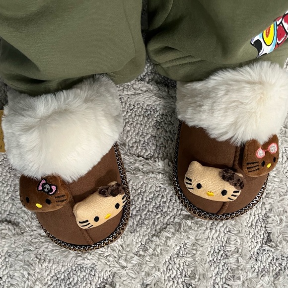 Hello Kitty Slippers - Picture 2 of 4